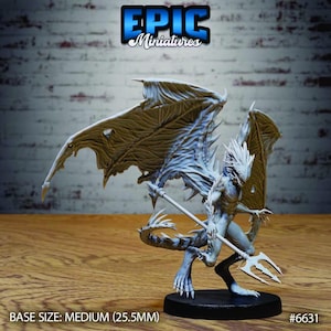 Puede incluir: Una figura de criatura fantástica de color gris claro con alas grandes, una cola larga y una lanza de tres puntas. La figura se apoya sobre una base circular negra. El texto incluye EPIC Miniatures, BASE SIZE: MEDIUM (25.5MM) y #6631.