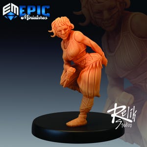 以下が含まれることがあります： オレンジ色のミニチュアフィギュアで、ダイナミックなしゃがみポーズをとったキャラクター。質感のあるトップスとプリーツスカート、レッグラップを着用。小さな道具を持ち、黒い円形の台座の上に立っている。Epic MiniaturesとRelik Studiosの文字入り。