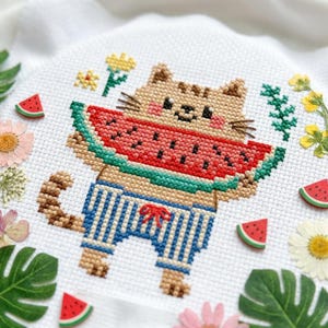 Gráfico de ponto cruz de gatinho fofo com melancia em PDF, gráfico de bordado de gatinho de verão, bordado de gato engraçado, download instantâneo - nbp5