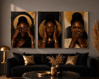 Op de afbeelding: Een drieluik van drie rechthoekige wandprints met portretten van een persoon met een donkere huid en een hoog knotkapsel. Elk portret toont een gouden cirkelvormige halo, gouden sieraden en handen die de ogen, oren of mond bedekken.