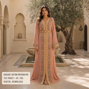 Pode incluir: Um caftan de crochê cor de pêssego que chega ao chão, com mangas longas e largas e um painel central vertical com bordados florais intrincados em tons de azul, verde e dourado. A peça inclui um cinto bordado a condizer na cintura.