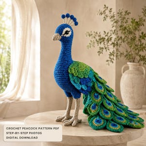 Puede incluir: Una figura de pavo real tejida a ganchillo con cabeza y cuello azul vibrante, pico beige y una larga cola compuesta por plumas verdes y azules superpuestas con patrones circulares. El texto dice: CROCHET PEACOCK PATTERN PDF STEP-BY-STEP PHOTOS DIGITAL DOWNLOAD.