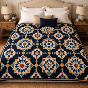 Könnte beinhalten: Eine Tagesdecke mit dunkelblauem Hintergrund und einem sich wiederholenden geometrischen Muster aus sternförmigen Motiven in Creme, Hellblau und Rostorange. Das Design umfasst miteinander verbundene Rauten und einen dunkelblauen Rand.