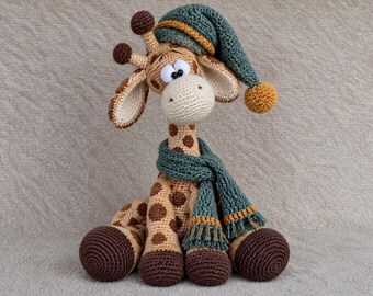 Padrão de crochê de girafa, girafa sentada em amigurumi em PDF, bicho de pelúcia estilo safari com chapéu e cachecol.