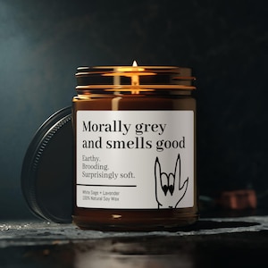 Moreally Grey and Smells Good Kaars — Grappig donker-romantisch cadeau — BookTok Candle — Romantasy Reader Gift — kaars witte salie, lavendel en soja
