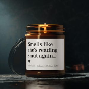 Smells Like She's Reading Smut Again Kaars — Funny BookTok-cadeau — Spicy Romance Reader Candle — Dark Romance-cadeau — Sojakaarscadeau