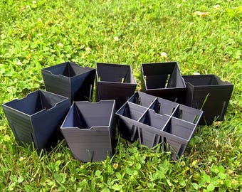 以下が含まれることがあります： ダークグレーの正方形のプラスチック製植木鉢のセット。複数の個別の容器と6つのコンパートメントを持つマルチセル・トレイが含まれており、すべて側面に垂直なスリットがあり、園芸や苗の育成用に上部が開いています。