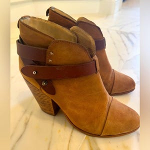Stivaletti alla caviglia Rag & Bone Newbury in camoscio, colore marrone cammello, con tacco a blocco, taglia 38.5 da donna.