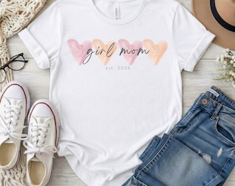 Girl Mom Est 2026 Shirt mit Herzen, Geschenk für Mutter, Mom Gift, Geschenk Schwangerschaft , Mama T Shirt, Baby Girl T-Shirt, Gender Reveal