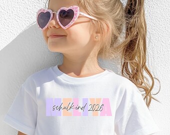 Schulkind 2026 T-Shirt personalisiert mit Name | Einschulung 2026 | Geschenk zur Einschulung | Kinder Shirt Mädchen
