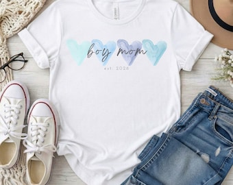 Boy Mom Est 2026 Shirt mit Herzen, Geschenk für Mutter, Mom Gift, Geschenk Schwangerschaft , Mama T Shirt, Baby Boy T-Shirt, Gender Reveal