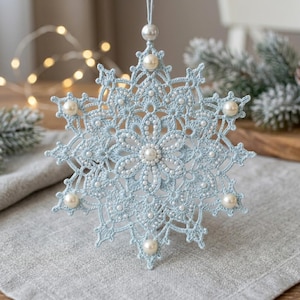 Pärlvirkat snöflingemönster, pärlsnöflingeprydnad, juldekoration i spets, vinterdekor i arvstil i PDF-format.