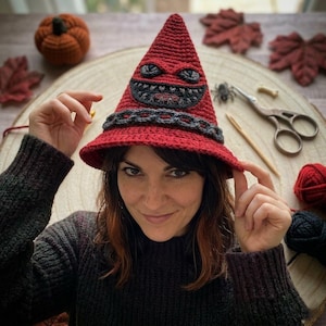 Virkat applikationsmönster för häxhatt i PDF-format, virkad Halloweendekoration, läskig häxhatt, virkad lapp med onda ansikten.