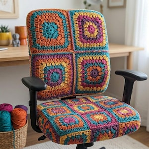 Puede incluir: Una silla de oficina con una funda de ganchillo hecha de cuadrados de la abuela multicolores en tonos turquesa, naranja, amarillo y morado. La funda cubre el respaldo y el asiento, con reposabrazos y una base negra visibles debajo.