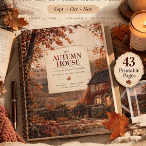 Könnte beinhalten: Ein spiralgebundener Saisonplaner mit dem Titel The Autumn House, der ein Coverbild eines Steinhauses umgeben von Herbstlaub zeigt. Der Text enthält September, Oktober, November und den Hinweis 43 Printable Pages auf einem runden Abzeichen.