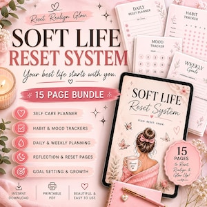 Op de afbeelding: Een 15-pagina tellende Soft Life Reset System plannerbundel met een tablet waarop een vrouw met een knot en een mok te zien is, omringd door geprinte plannerbladen voor dagelijkse resets, gewoonte- en stemmingstrackers en weekdoelen.