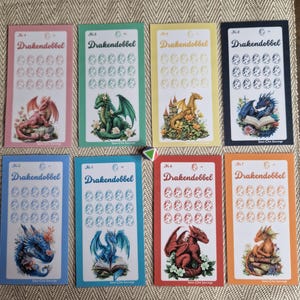 May include: Eight rectangular savings challenge cards titled Drakendobbel, each featuring a unique dragon illustration, floral accents, and fifteen egg-shaped icons for tracking progress. The cards are colored pink, teal, yellow, dark blue, light blue, cyan, red, and orange.