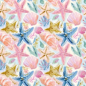 Pode incluir: Um padrão repetitivo num fundo azul claro com estrelas-do-mar cor-de-rosa, douradas e azuis intercaladas com conchas cor-de-rosa, ramos de coral e pequenas folhas verdes. O design tem uma textura pintada com pinceladas visíveis.