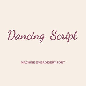 Może przedstawiać: Tekst Dancing Script jest wyświetlany ciemnofioletową czcionką kursywą na jasnobeżowym tle. Poniżej słowa MACHINE EMBROIDERY FONT są wydrukowane mniejszym, prostym, ciemnofioletowym krojem pisma bezszeryfowego.