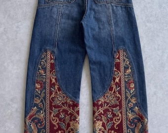 Boho Blumen Tapisserie Patchwork Jeans, Vintage-Stil Denim mit weitem Bein, Statement Festival Hose, Retro Upcycled Look Hose