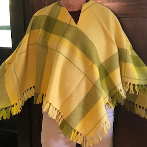 Poncho en laine tissé à la main vintage Plaid jaune et vert olive, col en V, frange, années 1970, trois tisserands, Houston, TX, printemps, superposition d'automne, cadeau image 1