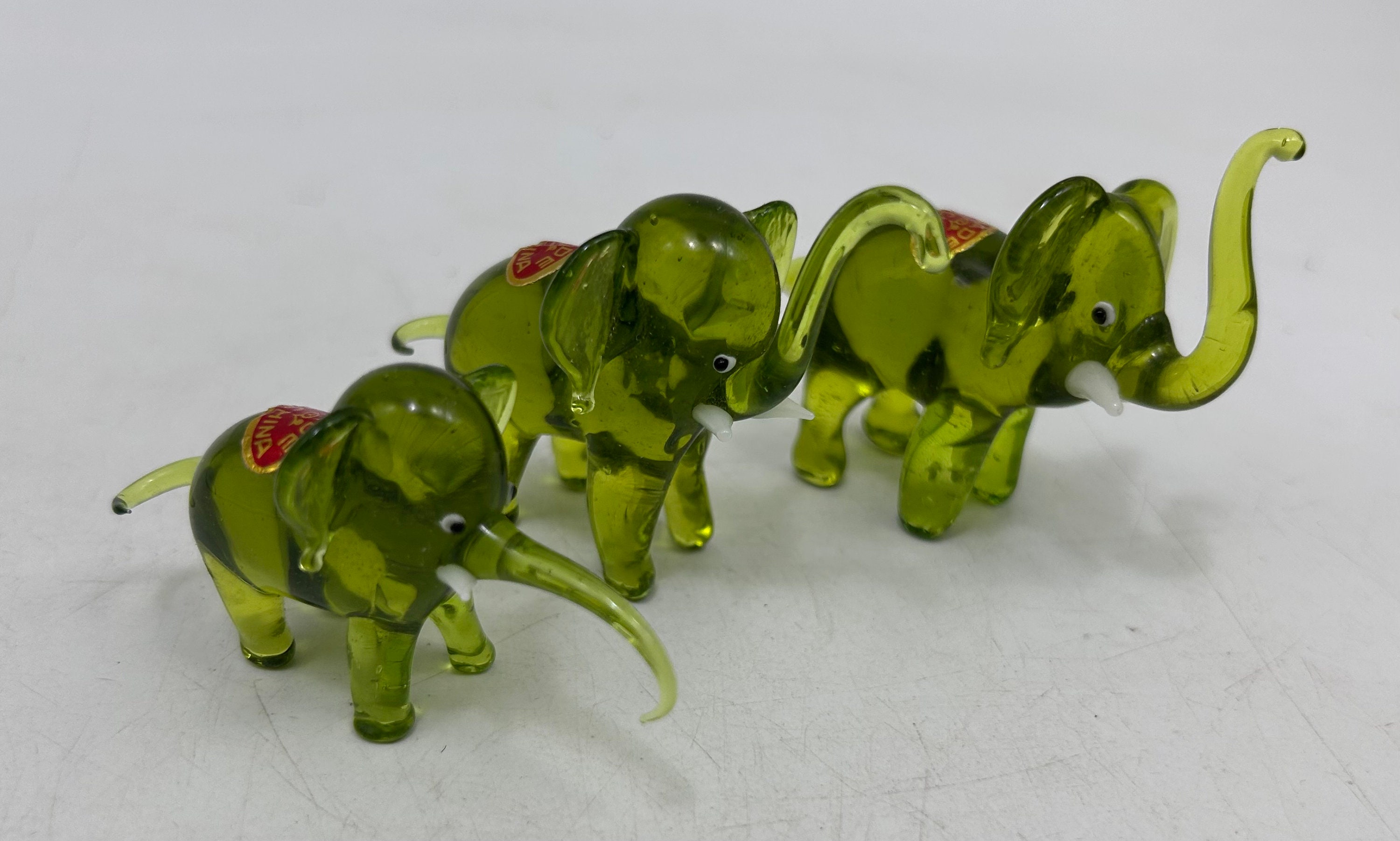 ヴィンテージ ミニチュア グリーン アート ガラス ゾウ 3 体、2.75～3
