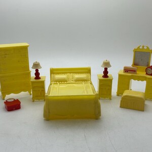 ヴィンテージドールハウスの寝室用家具：イエローのマルクスベッド 