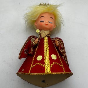 Adorno para árbol de Navidad con forma de ángel rojo y dorado de estilo vintage: 19 cm de alto, cartón, cabeza y manos de plástico, estilo retro, kitsch, decoración navideña de mediados de siglo, tal como está
