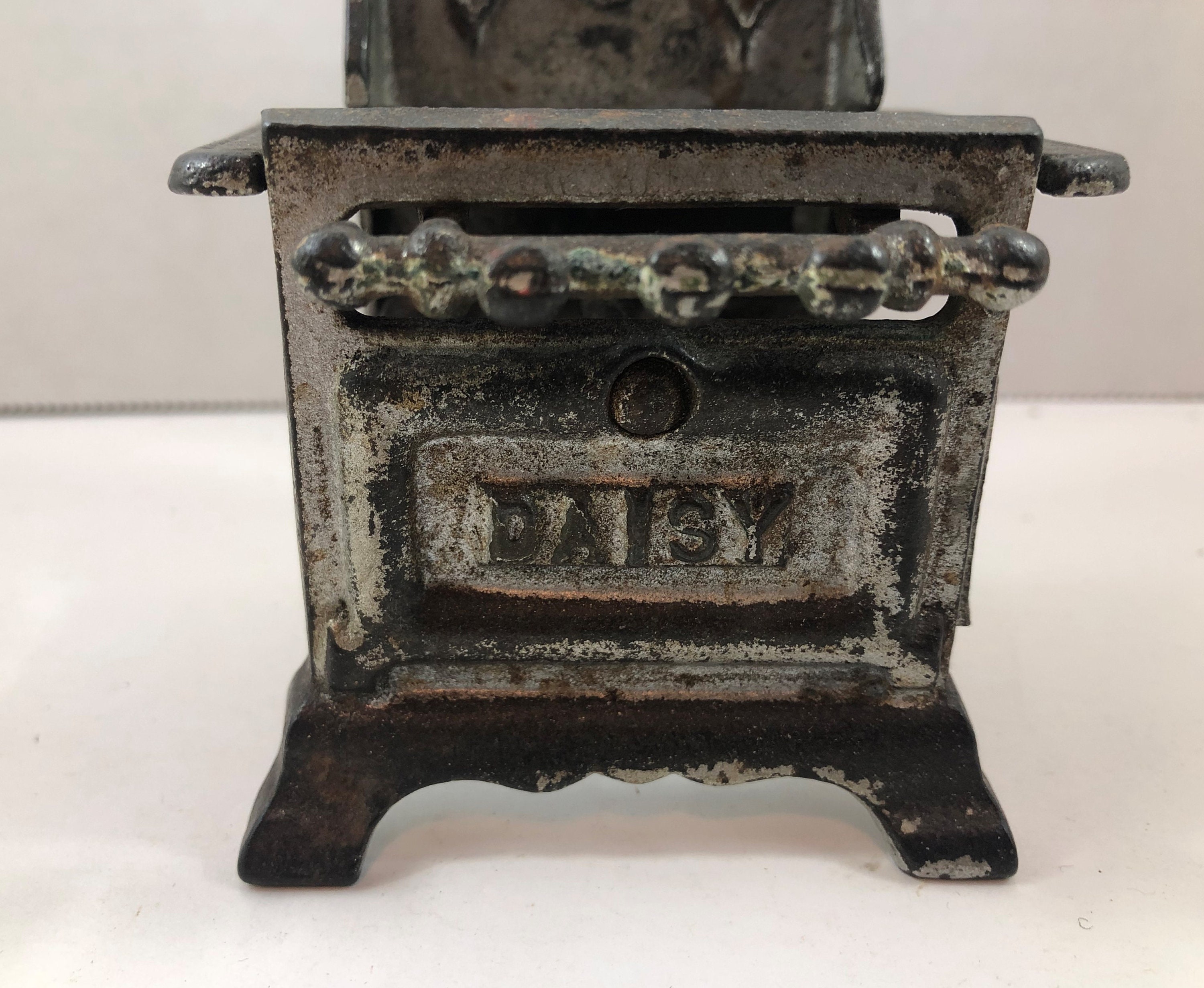 Assembled Miniature Iron Stove for Dollhouses [MJD 3403]