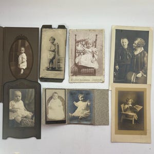 8 fotografías antiguas de niños y bebés, en sepia y en blanco y negro, de 1890 a 1930, en fichas de gabinete, marcos de cartón, para escanear, colección