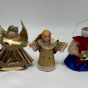 3 Vintage Weihnachtsschmuck -- 2 Gold Engel, Sängerknabe, Rot, Blau, 10,5 cm, hausgemacht, 1950er-1960er Jahre, nostalgischer Feiertagsdekor