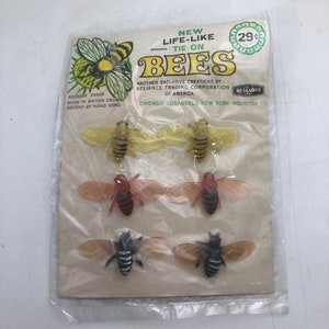 Vintage Tie-On Bees -- 6 "Life-Like" Bienen aus Kunststoff im Originalpaket, Neuheit für Geschenkverpackungen, Karten, Basteln, Papierkunst, 1950er