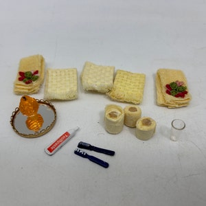 Vintage Puppenhaus-Badezimmerzubehör, gelbe Handtücher, Zahnbürsten, Zahnpasta, Glas, Toilettenpapier, Tablett, Parfüm – 1980er Jahre, Maßstab 1:12