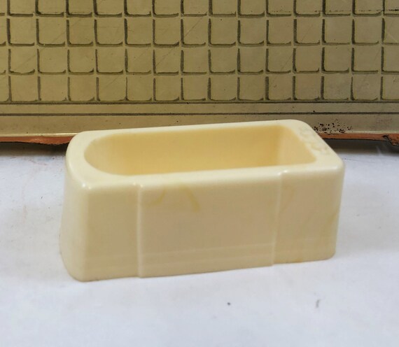 Vintage Plastic Dollhouse Furniture Marx Cream Bathroom Sink Toilet Bathtub Hamper 1 24 Half Scale Midcentury Tin Litho