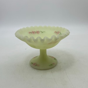 Pequeña compota de satén ondulado Fenton Custard vintage, pintada a mano, firmada por el artista, brilla, 3,75 pulgadas de alto, década de 1970, colección, decoración de mesa de primavera
