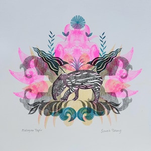 Puede incluir: Una impresión colorida con un tapir malayo. La obra de arte muestra el tapir en un patrón detallado en blanco y negro, sobre un fondo de formas florales y abstractas rosas, verdes y doradas. El texto "Malayan Tapir" y "Sarah Young" son visibles.