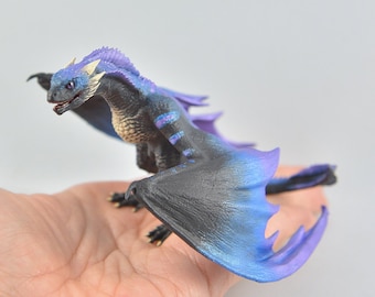 Realistische replica van een babydraak - Phantom Aurora Borealis miniatuur tafeldraak - VOORBESTELLING. Verzending binnen 2-6 weken.