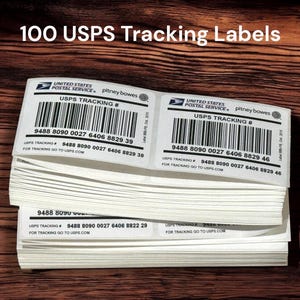 Puede incluir: Una pila de 100 etiquetas de seguimiento USPS blancas con texto y códigos de barras negros. Cada etiqueta presenta el logotipo del Servicio Postal de los Estados Unidos, la marca Pitney Bowes y el texto USPS TRACKING # con un código único.