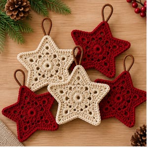 Peut inclure: Cinq ornements en forme d'étoile en fil crocheté, dont deux de couleur crème et trois de couleur rouge foncé. Chaque étoile présente un motif floral central et une boucle en cordon marron sur le dessus pour la suspension.
