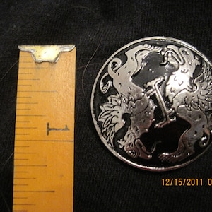 Medium Disk Broach With Griffins
