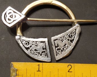 Penannular celta medio con caballos