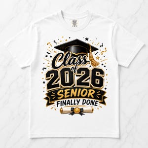 Peut inclure: Un t-shirt blanc orné d'une toque de diplômé noire avec un pompon doré au-dessus du texte Class of 2026, Senior, et Finally Done en lettres noires et dorées. Un diplôme enroulé avec un ruban noir et un sceau doré est placé en bas.