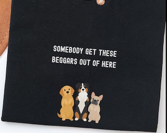 Camiseta con el meme popular "Que alguien saque a estos mendigos de aquí" / Gráfico de un trío de perros adorables