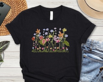 Camiseta con diseño de jardín de flores silvestres y colorida ilustración floral.