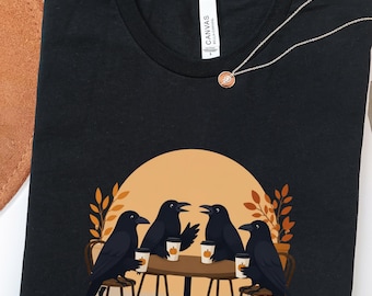 Camiseta con cuervos compartiendo lattes de calabaza especiados / Ilustración de cuervo y café, ambiente otoñal