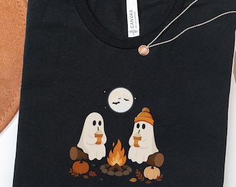 Fantasmas acogedores junto a la fogata - Lattes de calabaza especiados - Camiseta / Escena de calabaza otoñal de Halloween