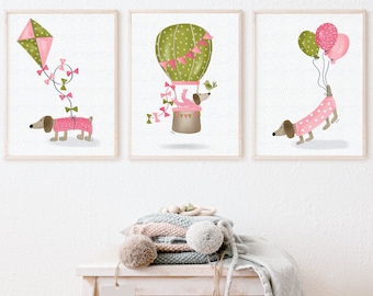 ダックスフントのバルーンアドベンチャー – アートプリント3枚セット、女の子向けピンクの保育園装飾、かわいいソーセージ犬のウォールアート、子供部屋アート、女の子の赤ちゃんへのギフト