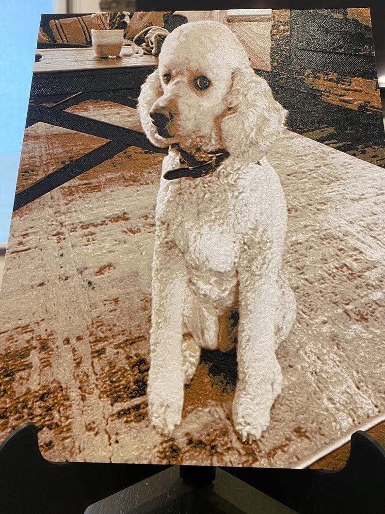 K&ouml;nnte beinhalten: Ein rechteckiger Leinwanddruck, der einen wei&szlig;en Pudel mit lockigem Fell und einem dunklen Halsband zeigt. Der Hund sitzt auf einem strukturierten, hellen Teppich mit braunen und schwarzen geometrischen Mustern. Das Bild hat eine k&uuml;nstlerische Textur.