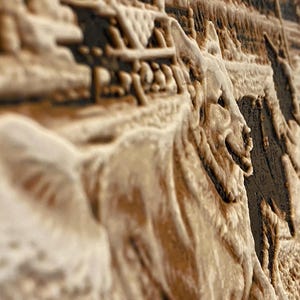 K&ouml;nnte beinhalten: Ein strukturiertes Wandkunstobjekt aus Holz mit einer Reliefschnitzerei eines Hundes im Profil. Das Kunstwerk zeigt ein kontrastreiches Design mit tiefschwarzen vertieften Bereichen und erhabenen, hellen Holzmaserungsfl&auml;chen f&uuml;r einen 3D-Effekt.