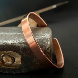 Pulsera tipo brazalete de cobre macizo hecha a mano, 10 mm de ancho, ajustable, unisex, fabricada en el Reino Unido.